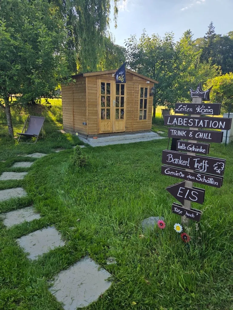 Die Leiten König Hütte mit Wegweiser-Schildern in Jagerberg